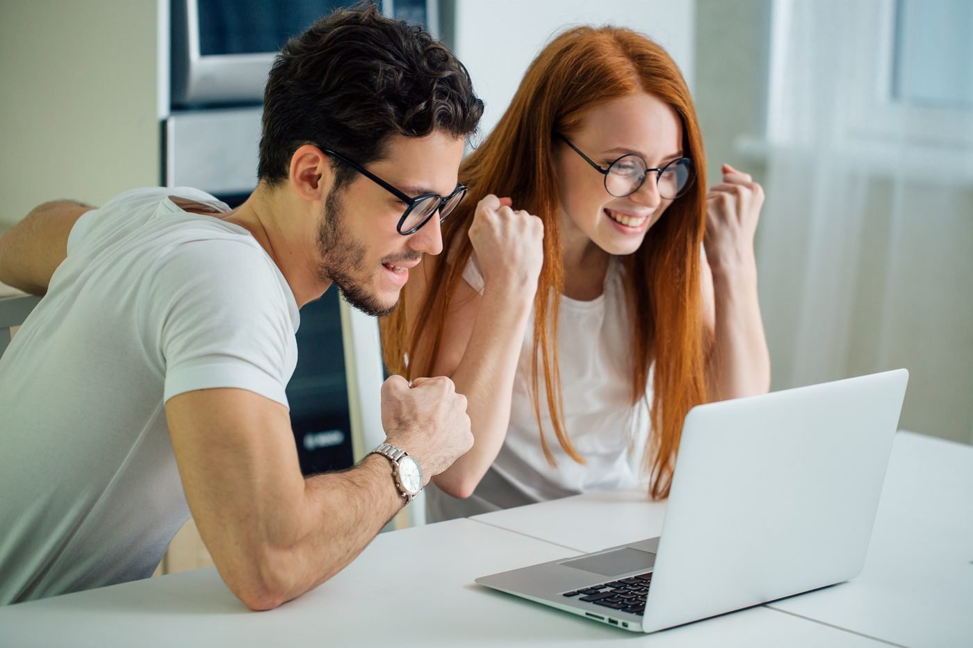 Cuplu mulțumit care a obținut o refinanțare mai bună